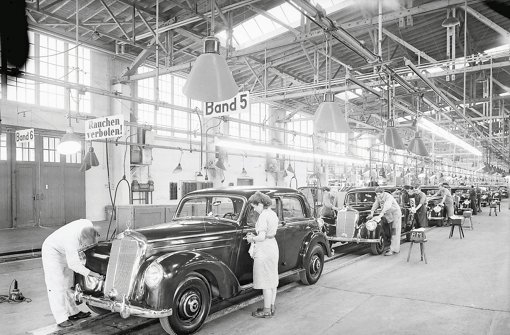 Das Auto muss glänzen: Mitarbeiter im Werk Sindelfingen polieren am Band 5 einen Mercedes 220. Das Bild stammt aus dem Jahr 1951 Foto: Mercedes-Benz Classic Media