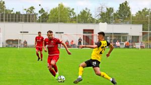 Maldin Ymeraj (Mitte) trifft  gegen den TSV  Crailsheim vom Elfmeterpunkt. Foto: Eva Herschmann