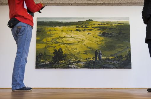 „Englische Landschaft“: ein Mann und eine Frau betrachten übergroße Kornkreise. Das Werk von Außerirdischen? Foto: Frank Eppler