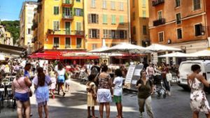 In die Cafés von Nizza ist das Leben zurückgekehrt. Franzosen und auch Touristen wollen sich die Urlaubsstimmung von steigenden Coronazahlen nicht vermiesen lassen. Foto: Knut Krohn