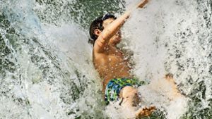 Bei allem Vergnügen nicht nur in Spaßbädern: Wer nicht gut schwimmen kann, sollte sich bei solchen Rutschpartien vorsehen. Foto: dpa