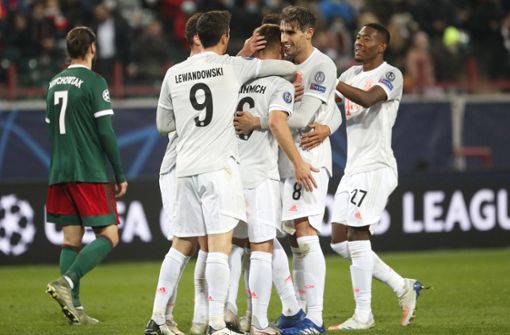 Das Team des FC Bayern München feiert den Siegtreffer von Joshua Kimmich. Foto: AP/Maxim Shipenkov