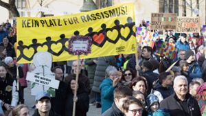 „Kein Platz für Rassismus!“ lautet eine der Botschaften, die die Demonstrierenden in Nürtingen auf ihren Plakaten verbreiteten. Foto: Horst Rudel