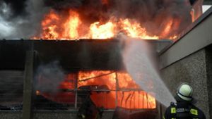 Die Halle brannte binnen kurzer Zeit lichterloh. Foto: Feuerwehr Ditzingen