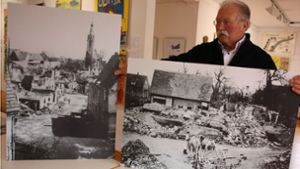 Museumsleiter Wolfgang Haug zeigt, wie  Echterdingen aussah, nachdem  Tonnen an Bomben auf den Ort gefallen waren.            Foto: /Natalie Kanter
