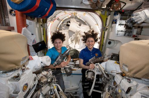 Die US-Astronautinnen Christina Koch (rechts) und Jessica Meir schreiben Geschichte. Foto: dpa