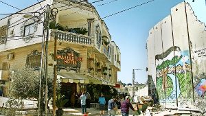 In Bethlehem eröffnet am 20. März das Walled Off Hotel – direkt vor der Betonmauer, die das von Israel besetzte Westjordanland vom palästinensischen Teil Bethlehems trennt. Foto: dpa
