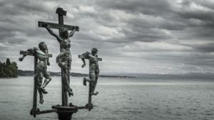 Der Bronzeguss Kreuzigungsgruppe Christus am Kreuz, genannt „Schwedenkreuz“ auf der Bodenseeinsel Mainau. Foto: mauritius images