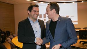 Altbürgermeistesr Nicolas Fink (rechts) gratuliert Jungbürgermeister Andreas Jarolim. Foto: Ines Rudel