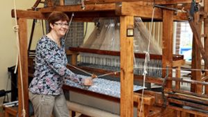 Die Museumsleiterin Illja Widmann zeigt einen Jacquardwebstuhl im Haus der Handweberei, das in Sindelfingen in einem denkmalgeschützten Haus untergebracht ist. Foto: Archiv/ Ruchay-Chiodi