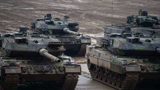 Ein Bild, das täuscht: In den Beständen der Bundeswehr – hier  Leopard-Kampfpanzer und ein Puma-Schützenpanzer – klaffen wegen der Rüstungshilfe für die Ukraine Lücken. Foto: dpa/Philipp Schulze