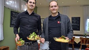 Alexander Kraft (links) und Marc Röckle von der Deizisauer Rettichbar arbeiten seit zwei Jahren mit einem Mehrwegsystem. Foto: /Karin Ait Atmane