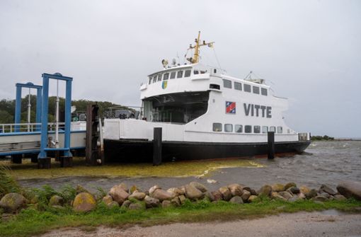 Der Fährverkehr zu und von der Insel Hiddensee wurde von der Reederei eingestellt. Foto: dpa/Stefan Sauer