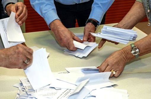 In den Wahllokalen werden die Stimmzettel von Hand ausgezählt. Foto: factum//Jürgen Bach