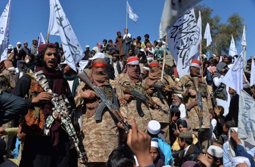 Taliban-Kämpfer in Afghanistan feiern den Friedensvertrag mit den USA – Angriffe gibt es jedoch trotzdem. Foto: AFP/NOORULLAH SHIRZADA
