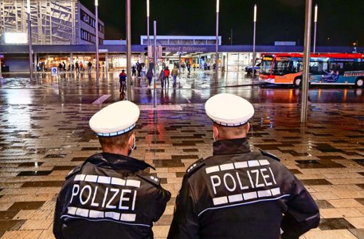 Alles im Blick hatte am Freitagabend die Polizei  am Böblinger Bahnhof: 30 Beamte kontrollierten das Geschehen. Foto: factum/Simon Granville