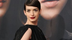 Große Rehaugen, makelloser Teint, burschikoser Kurzhaarschnitt: Anne Hathaway war der Hingucker auf der Premiere ihres neuen Films Les Miserables in New York. Foto: dapd