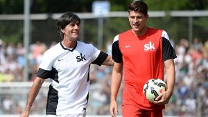 Wenn Ex-VfB-Profi Sami Khedira zu seinem Spiel des Jahres ruft, kommen sie alle: Bundestrainer Jogi Löw (links) trat gegen Mario Gomez an und machte zwei Tore. Foto: Bongarts