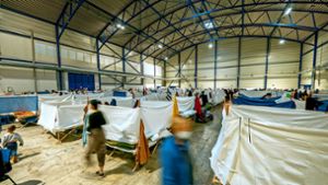 Die Stadt Stuttgart musste Flüchtlinge in einem Anbau der Schleyerhalle unterbringen. Viele könnten in Wohnungen unterkommen, doch die Anmietung ist mühsam. Foto: Thomas Niedermueller