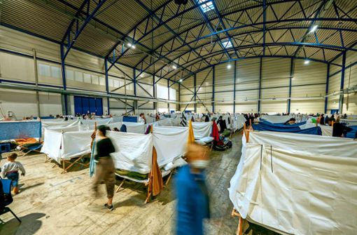 Die Stadt Stuttgart musste Flüchtlinge in einem Anbau der Schleyerhalle unterbringen. Viele könnten in Wohnungen unterkommen, doch die Anmietung ist mühsam. Foto: Thomas Niedermueller