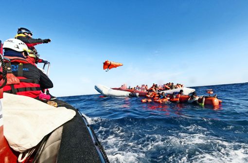 Mitarbeiter der privaten Hilfsinitiative SOS Mediterranee im Januar 2018 bei dem Versuch, Flüchtlinge vor der libyschen Küste zu retten. Foto: picture alliance/dpa