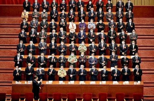 Der chinesische Präsident Xi Jinping, unten, gestikuliert bei seiner Ankunft  zur Eröffnungssitzung des Volkskongresses in der Großen Halle des Volkes. Der Nationale Volkskongress gilt als größtes Parlament der Welt. Foto: dpa/Andy Wong