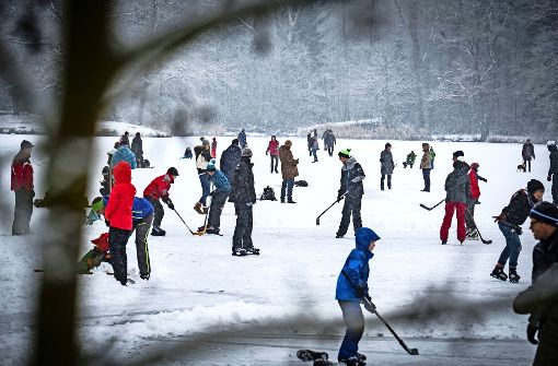 Eislaufen auf den Wildparkseen ist zwar romantischer als in der Eishalle, aber  gefährlich und deswegen verboten. Foto: Lichtgut/Achim Zweygarth