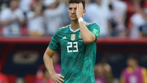 Mario Gomez kann es nicht fassen. Die WM 2018 ist für den Stürmer des VfB Stuttgart vorbei. Foto: AFP