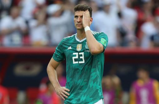 Mario Gomez kann es nicht fassen. Die WM 2018 ist für den Stürmer des VfB Stuttgart vorbei. Foto: AFP