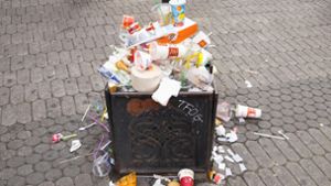 Die Verpackungssteuer könnte ein wirksames Mittel gegen überquellende städtische Mülleimer sein, hofft man in Tübingen. Foto: picture alliance/imagebroke