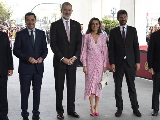 Königin Letizia von Spanien an der Seite ihres Mannes, König Felipe, bei der Verleihung von Medaillen an Kunst- und Kulturschaffende in Cádiz. Foto: imago/CordonPress