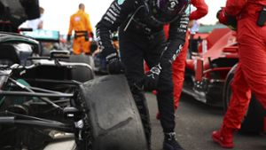 Da ist nichts mehr zu retten: Lewis Hamilton obduziert den linken Vorderreifen seines Silberpfeils – der Plattfuß hätte ihn beinahe den Sieg gekostet. Foto: AP/Bryn Lennon