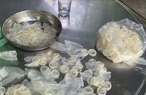 Eine Frau musste die Kondome waschen und wieder neu verpacken. Foto: dpa/Uncredited