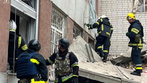 Rettungskräfte an einem zerstörten Gebäude in Tschernihiw. Foto: Ukrainian Emergency Service/dpa