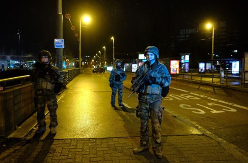 Soldaten patrouillieren nach einem Angriff mit vermutlich terroristischem Hintergrund in Straßburg Foto: AP