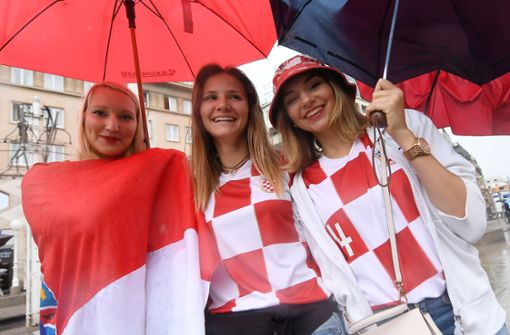 Gute Laune trotz des Regens ins Zagreb: Die kroatischen Fans bereiten sich auf das WM-Finale gegen Frankreich vor. Foto: AFP