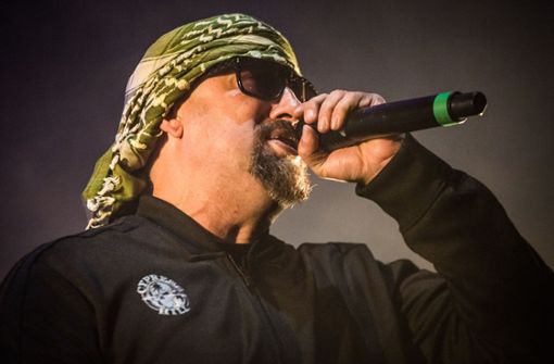 Mit Einsatz: der Rapper B-Real von Cypress Hill in der Porsche-Arena Foto: Lichtgut/Julian Rettig