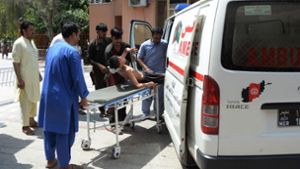 In Afghanistan haben Angreifer bei einem Überfall auf das Bildungsamt der Stadt Dschalalabad nach Angaben eines Augenzeugen möglicherweise bis zu 30 Menschen als Geiseln genommen. Foto: AFP