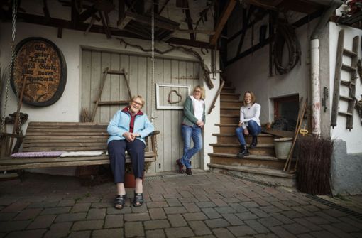 Drei Frauen, drei Generationen Weinbau-Erfahrung: Luise Hess, Sonja Joos und Ellen Volzer (von links) Foto: Gottfried / Stoppel
