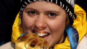 Viktoria Rebensburg mit ihrem Riesenslalom-Gold.  Foto: dpa