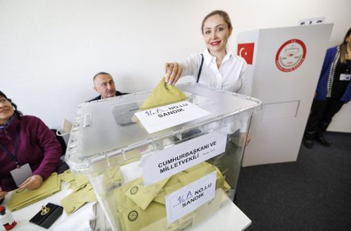 Eine türkische Wählerin gibt im Wahllokal in Zuffenhausen ihre Stimme ab. Foto: Lichtgut/Julian