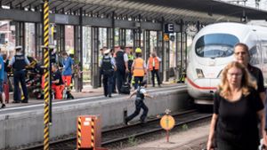 Ein Bild aus dem vergangenen Sommer: Ein ICE steht am Gleis 7 des Frankfurter Hauptbahnhofs, nachdem es bei der Einfahrt des Zuges zu einem tödlichen Zwischenfall   kam. Eine Frau und ihr achtjähriger Sohn wurden vor den Zug gestoßen. Foto: dpa/Frank Rumpenhorst