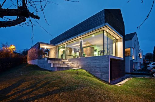Die große, über Eck gezogene Fensterfront und das asymmetrische Satteldach geben dem Haus ein eigenes  Gesicht. Foto: Michael Steinert