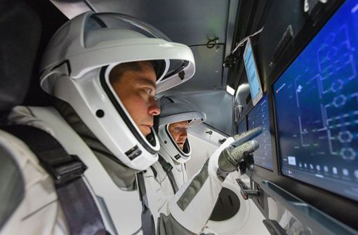 Steuerknüppel und Pedale gibt es in der neuen Kapsel nicht mehr, geflogen wird per Touchscreen. Eingreifen müssen die Astronauten  erst beim Andockmanöver. Foto: //SpaceX