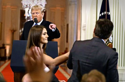 Eine Mitarbeiterin Trumps soll CNN-Reporter Jim Acosta das Mikrofon abnehmen. Foto: AP
