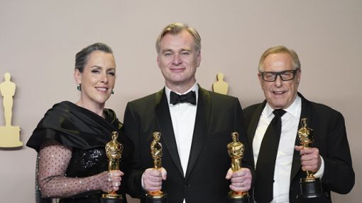 Emma Thomas, Christopher Nolan (M) und Charles Roven posieren mit dem Preis für den besten Film für „Oppenheimer“ bei der Oscar-Verleihung im Dolby Theatre in Los Angeles. Foto: dpa/Jordan Strauss