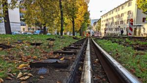 Zwischen den Haltestellen Bergfriedhof und Ostendplatz hat sich der Boden unter den Gleisen gesenkt. Foto: Jürgen Brand