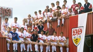 Ende der 80-er Jahre stieg das Team des VfB Stuttgart zum Fotoshooting schon mal aufs Dach des Clubhauses. Foto: Baumann