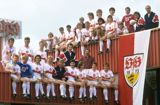 Ende der 80-er Jahre stieg das Team des VfB Stuttgart zum Fotoshooting schon mal aufs Dach des Clubhauses. Foto: Baumann