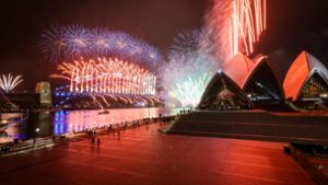 Mit dem traditionellen Feuerwerk wurde in Sydney das neue Jahr begrüßt. Foto: AFP/DAVID GRAY